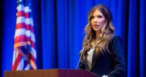 Kristi Noem podría ser sustituida como Secretaria de Seguridad de EU, de acuerdo con un reporte