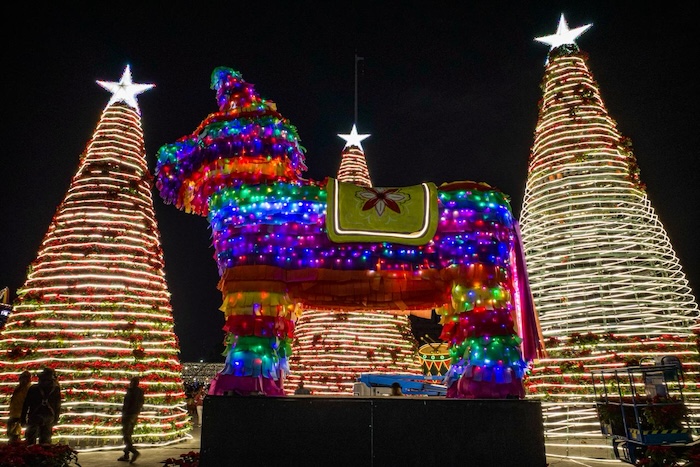 El festival "Luces de Invierno 2025-2026" llenará de luces y música el Zócalo de la CdMx para celebrar la Navidad y el Año Nuevo.