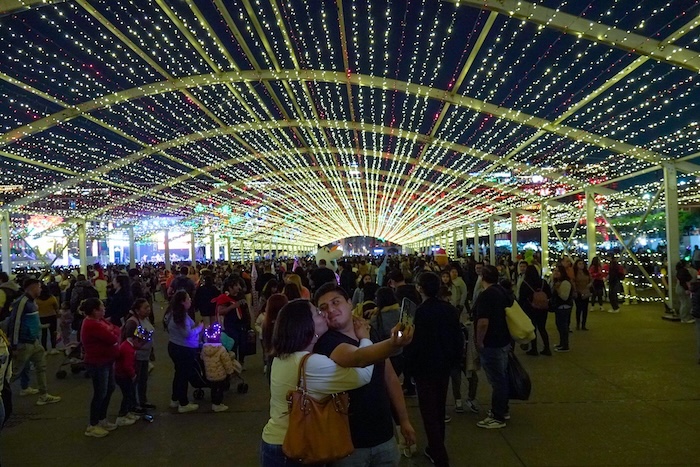 El festival "Luces de Invierno 2025-2026" llenará de luces y música el Zócalo de la CdMx para celebrar la Navidad y el Año Nuevo.