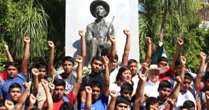 Guerrerenses homenajearon al maestro y guerrillero Lucio Cabañas Barrientos; repudiaron el homenaje a exgobernador Rubén Figueroa Figueroa por violaciones a DH.