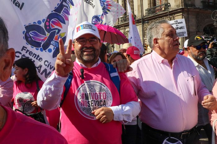 Emilio Álvarez Icaza y Guadalupe Acosta Naranjo en la protesta para defender al INE del 26 de febrero de 2023 en la CdMx.