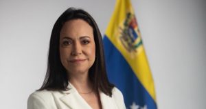 Ana Corina Sosa, hija de María Corina Machado, recibió el Premio Nobel de la Paz 2025 en su nombre. El galardón le fue entregado durante una ceremonia en Oslo.