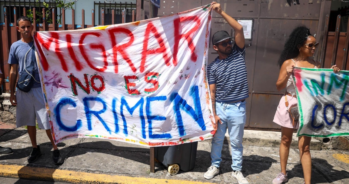 El gobierno de EU informó que revocó e impuso restricciones de visas a personas identificadas en México por facilitar la migración irregular a este país.