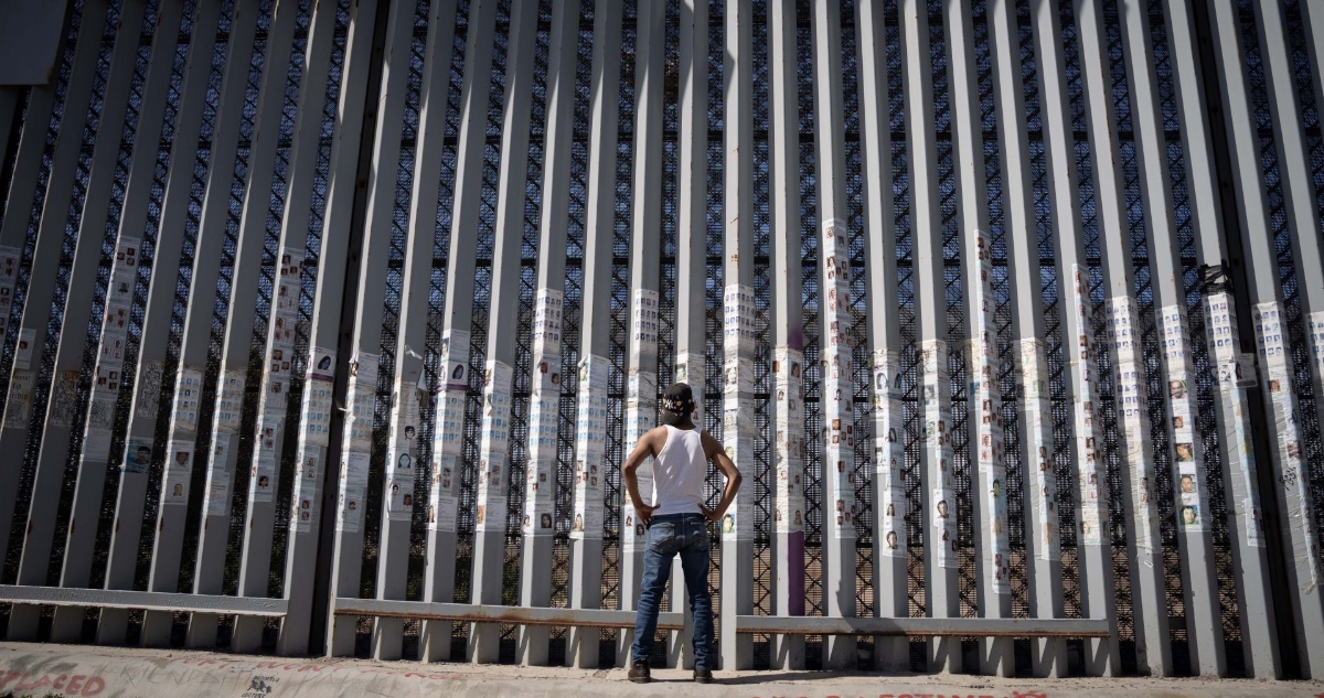 Más de 400 personas se lesionaron al caer del muro fronterizo entre México y EU en 2025, advirtió la Embajada estadounidense en una nueva campaña.