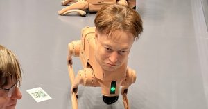 Art Basel Miami expone perro robot con cara de Elon Musk.