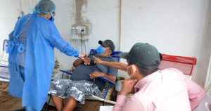 Investigadores identificaron una enzima bacteriana que podría ser la causa de que algunas personas presenten complicaciones cardíacas a causa de la neumonía.