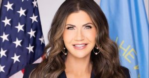 Noem dijo que, tras una reunión con Trump, recomendó una prohibición total de viajes a los países que, según ella, envían migrantes peligrosos a EU.