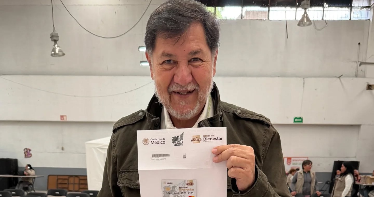 Gerardo Fernández Noroña presumió su tarjeta del Bienestar.
