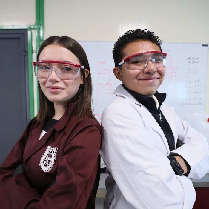 Estudiantes del IPN trabajan para desarrollar un nuevo tipo de plástico que se podrá diluir en el agua y además purificarla.