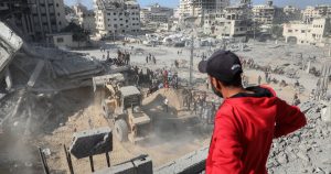 De acuerdo con testigos citados por CNN, las fuerzas israelíes abrieron fuego contra palestinos hambrientos que rodearon un camión de ayuda humanitaria.