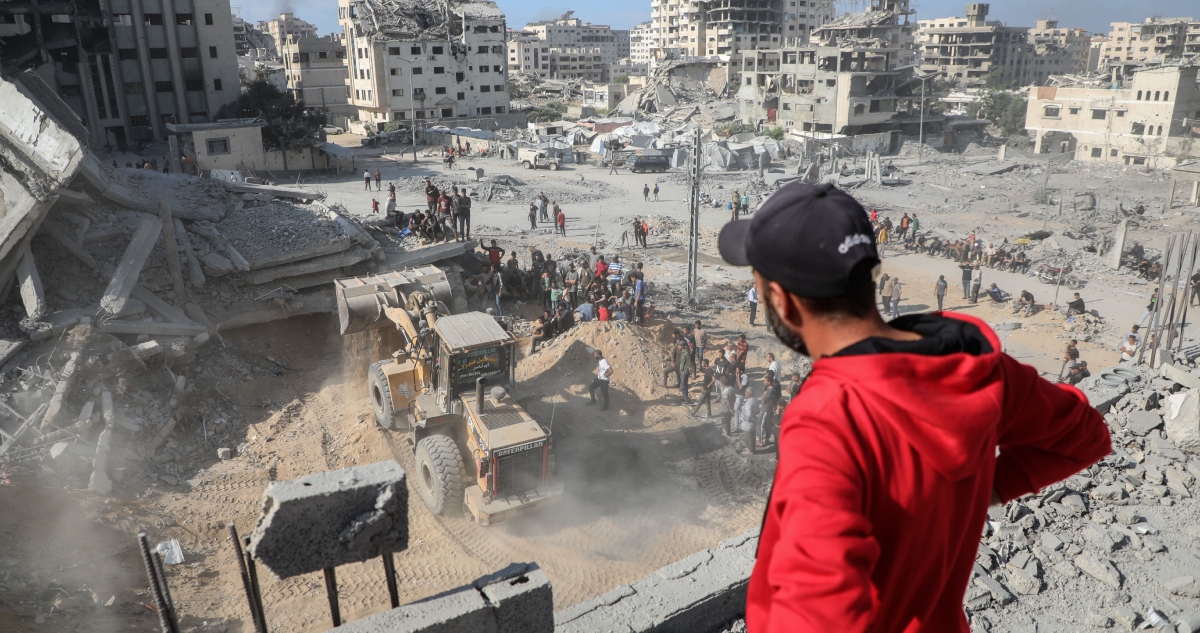 De acuerdo con testigos citados por CNN, las fuerzas israelíes abrieron fuego contra palestinos hambrientos que rodearon un camión de ayuda humanitaria.