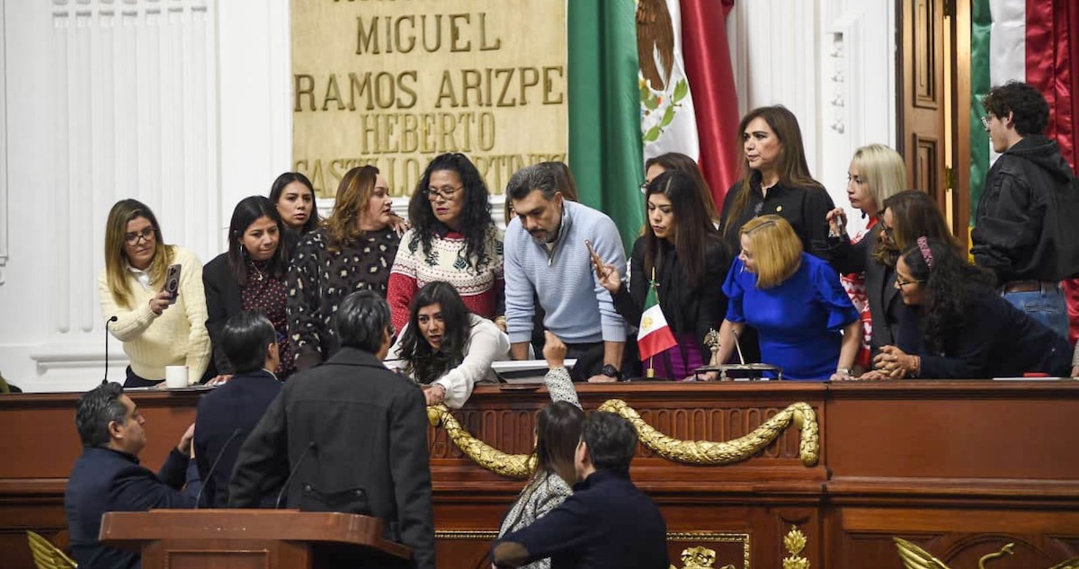 Diputadas y diputados del PAN y de Morena que integran el Congreso de la Ciudad de México se enfrentaron a golpes durante una sesión.