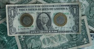 Peso rompe el piso de los 18 pesos.