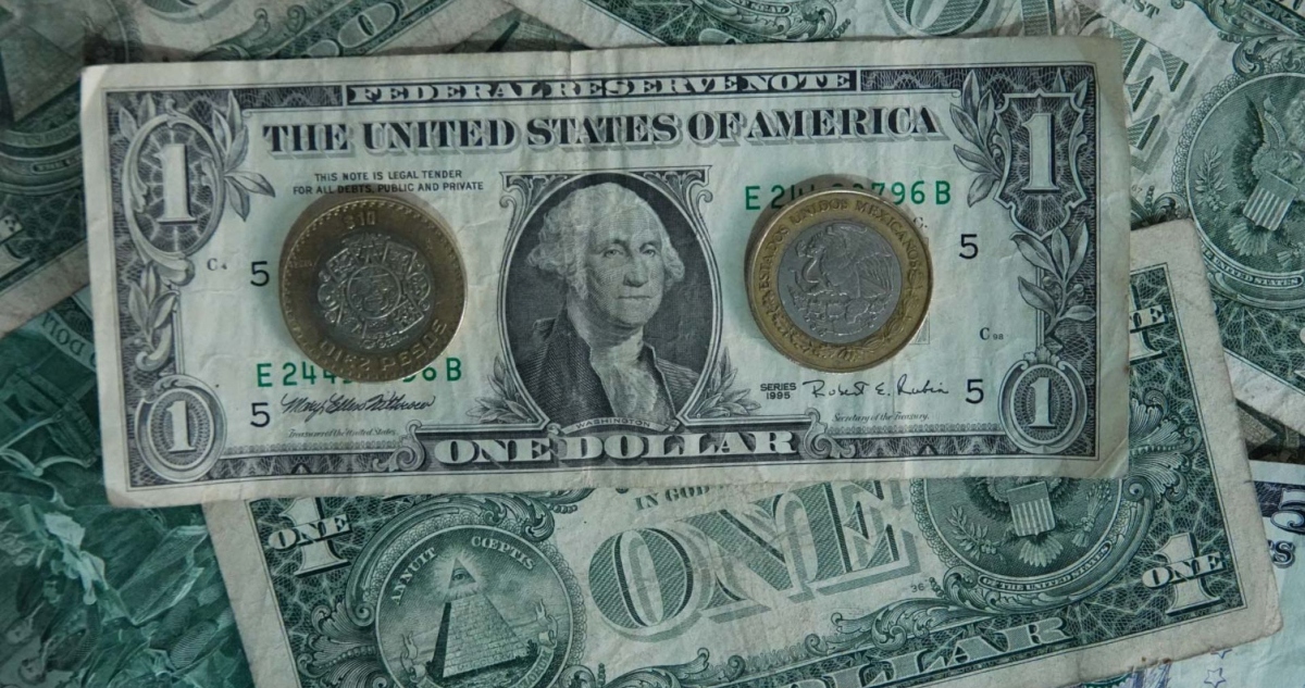 Peso rompe el piso de los 18 pesos.