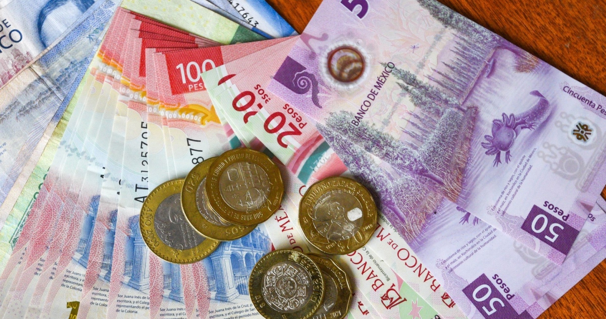 Peso cierra 2025 en 18 por dólar y marca récord histórico.