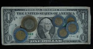 El peso mexicano cierra en 18.18 unidades por dólar, su mejor nivel en 17 meses