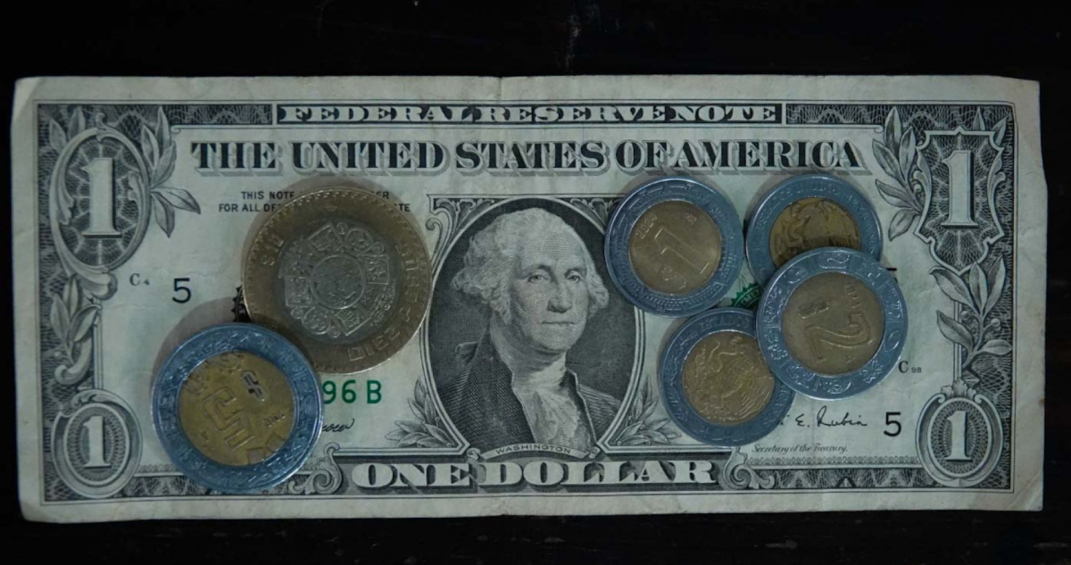 El peso mexicano cierra en 18.18 unidades por dólar, su mejor nivel en 17 meses