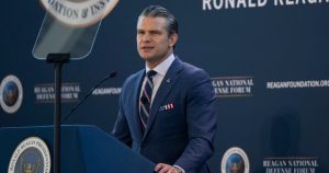 El Secretario de Defensa de EU, Pete Hegseth, defendió la decisión del ejército estadounidense de matar a dos sobrevivientes de un ataque letal en el Caribe.