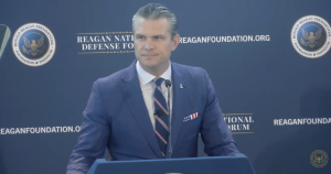 El Secretario de Guerra de EU, Pete Hegseth, defendió las acciones de las Fuerzas Armadas estadounidenses para hundir lanchas que presuntamente trafican droga.