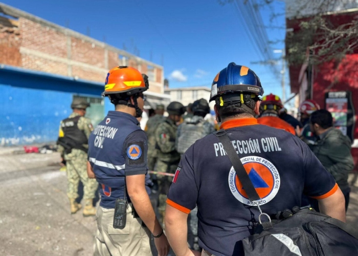 Protección Civil y Bomberos de Irapuato, Guanajuato, atendieron la explosión de un puesto de pirotecnia en el tianguis de Benito Juárez.