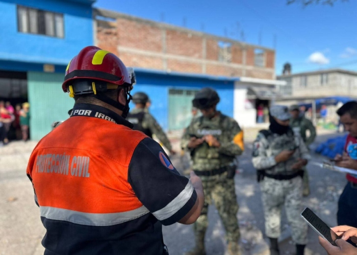 Protección Civil y Bomberos de Irapuato, Guanajuato, atendieron la explosión de un puesto de pirotecnia en el tianguis de Benito Juárez.