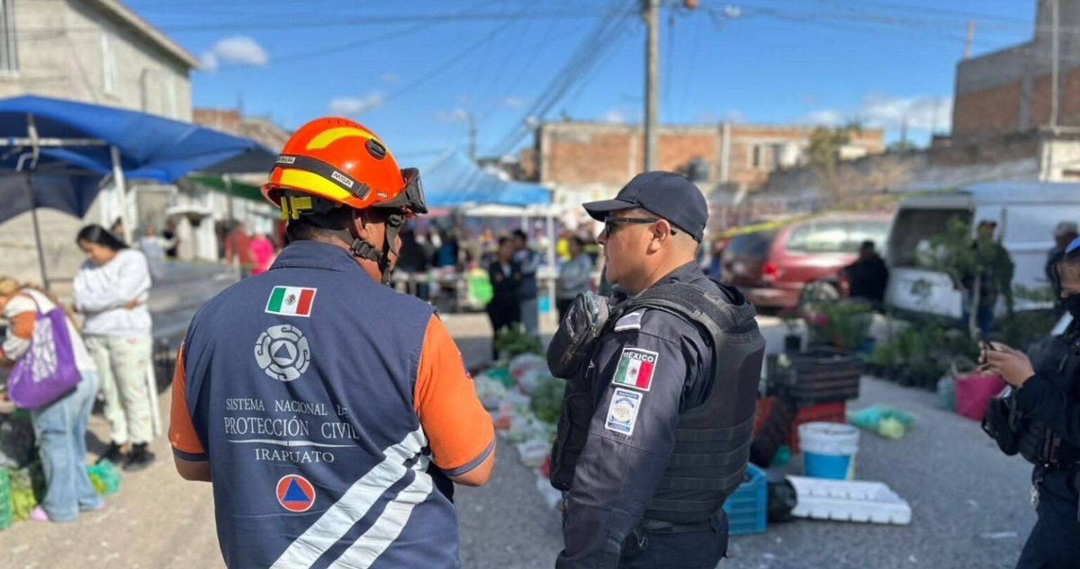 Protección Civil y Bomberos de Irapuato, Guanajuato, atendieron la explosión de un puesto de pirotecnia en el tianguis de Benito Juárez.