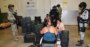 Autoridades federales y estatales detuvieron a cuatro personas y aseguraron un artefacto explosivo en Michoacán. El operativo mantiene patrullajes y decomisos.