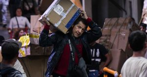 Trabajadores desalojan productos chinos de Plaza Izazaga 89, en la Ciudad de México.