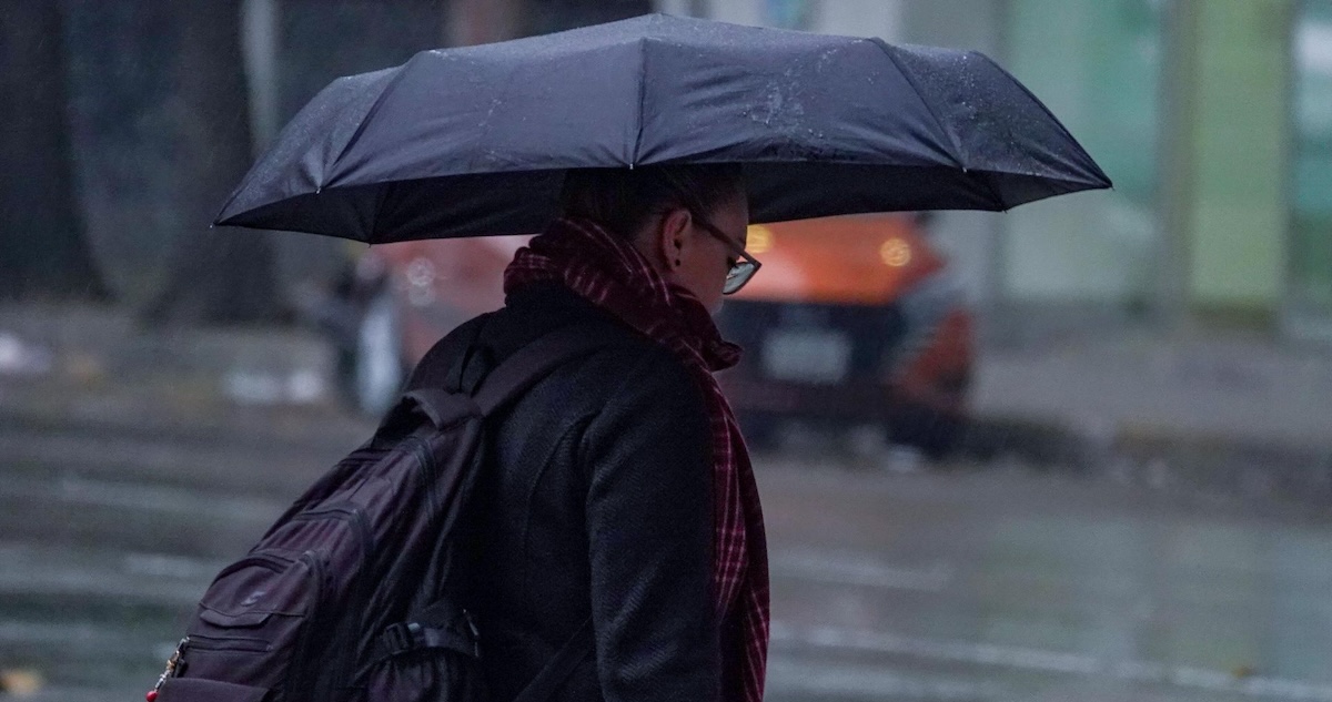 El SMN pronosticó que se podrían tener lluvias fuertes en al menos tres estados de la República, por lo que alertó a la población para que tome precauciones.