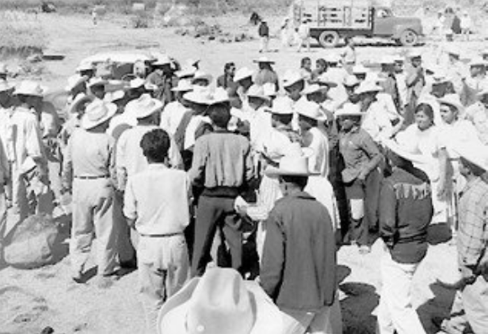 Rubén Jaramillo reunido con campesinos en una comunidad