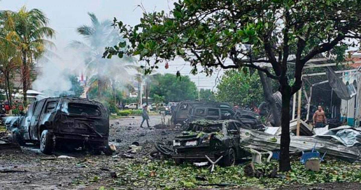 El número de víctimas mortales que dejó la explosión de un vehículo frente a instalaciones de la Policía Comunitaria de Coahuayana, Michoacán, se elevó a seis.