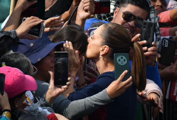 Sheinbaum besa a niñita