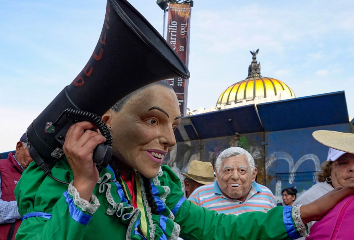 Artículos curiosos de la 4T utilizados por simpatizantes,durante el recorrido por las calles aledañas al Zócalo capitalino, en donde la presidenta Claudia Sheinbaum, encabezó el festejo de los 7 años de la denominada Cuarta Transformación.