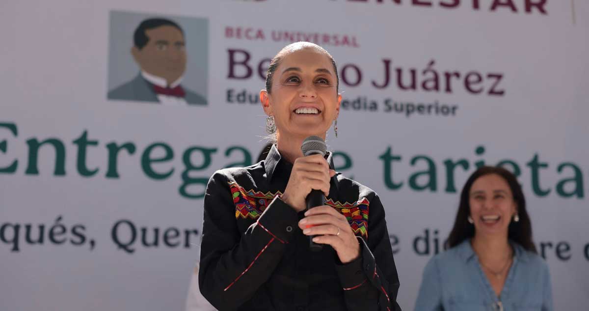 Sheinbaum entrega tarjeta de la Beca "Benito Juárez" en Querétaro
