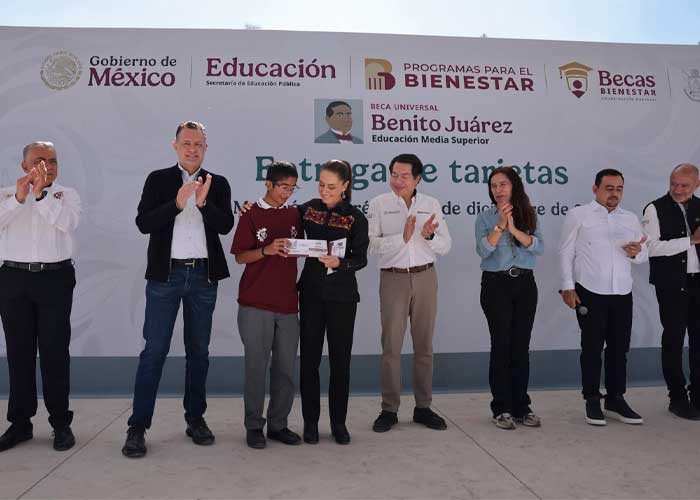 Sheinbaum entrega tarjeta de la Beca "Benito Juárez" en Querétaro