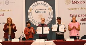 La Presidenta Sheinbaum encabezó la entrega de tierras al Pueblo Ódami en Chihuahua y escuchó a integrantes de esta comunidad para conocer sus necesidades.