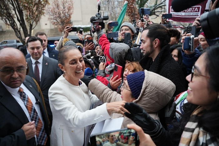 La Presidenta Sheinbaum se reunió con connacionales que radican en EU, ante quienes reafirmó el compromiso de su Gobierno para defender a las y los migrantes.