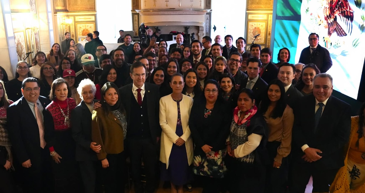 La Presidenta Sheinbaum se reunió con connacionales que radican en EU, ante quienes reafirmó el compromiso de su Gobierno para defender a las y los migrantes.