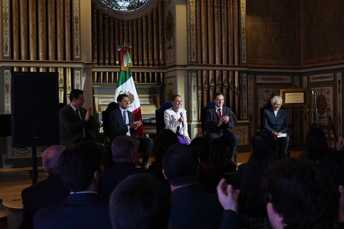 La Presidenta Sheinbaum se reunió con connacionales que radican en EU, ante quienes reafirmó el compromiso de su Gobierno para defender a las y los migrantes.