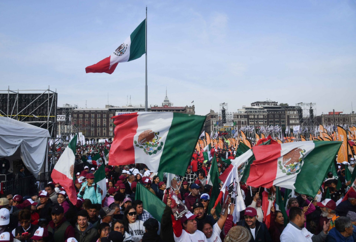 Simpatizantes se dieron cita en el zócalo capitalino donde Claudia Sheinbaum, presidenta de México, encabezó un mensaje por los "7 años de transformación", evento que conmemora la llegada al gobierno federal de la coalición conformada por Morena, PT y PVEM.