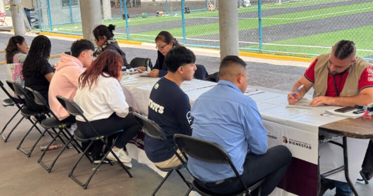 Las autoridades federales iniciaron la distribución de tarjetas para depositar la Beca Jóvenes Escribiendo el Futuro. Checa qué documentos piden para obtenerla.