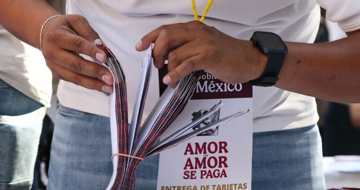 La cuenta oficial de las Becas Benito Juárez lazó una serie de recomendaciones a las y los beneficiarios del programa social para cuando reciban su Tarjeta del Bienestar, la única forma en la que se dispensa el apoyo federal para estudiantes de educación media superior.