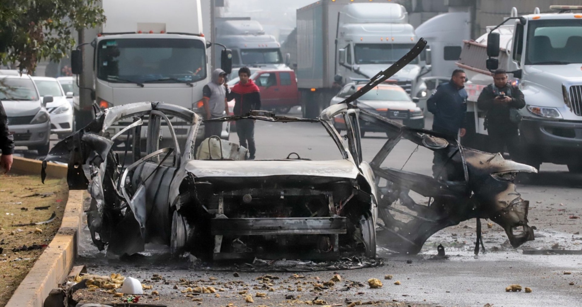 Un automóvil que cargaba con cohetes y juegos pirotécnicos estalló y se incendió este jueves sobre la autopista México-Toluca