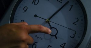 La cronobiología revela que la falta de novedades, la pérdida de memoria reciente y la monotonía hacen que nuestra percepción del tiempo se acelere con la edad.