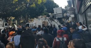 Trabajadores de limpieza de la CdMx protestaron en la Dirección General de Administración de Personal y Desarrollo Administrativo y quemaron basura.