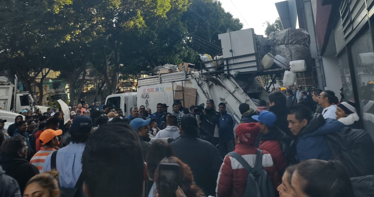 Trabajadores de limpieza de la CdMx protestaron en la Dirección General de Administración de Personal y Desarrollo Administrativo y quemaron basura.
