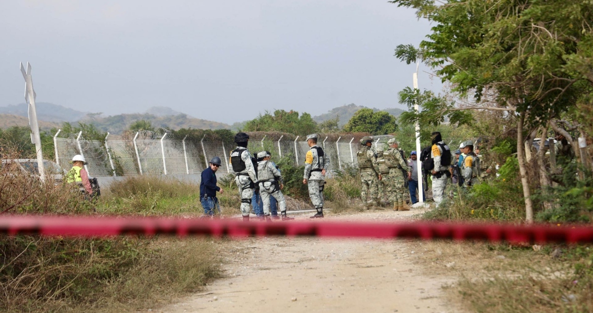 Elementos de Marina y GN montan un cerco de seguridad en inmediaciones de la zona en donde se descarriló el Tren Interoceánico.