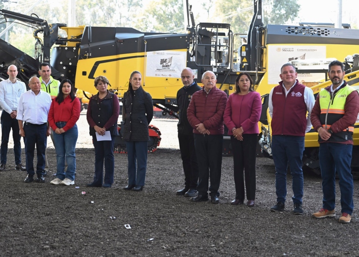 La Presidenta Claudia Sheinbaum Pardo formalizó este viernes la entrega de cuatro trenes de pavimentación para cuatro municipios del Estado de México.