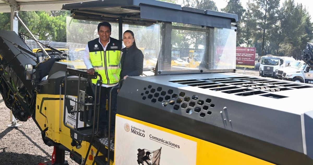 La Presidenta Claudia Sheinbaum Pardo formalizó este viernes la entrega de cuatro trenes de pavimentación para cuatro municipios del Estado de México.