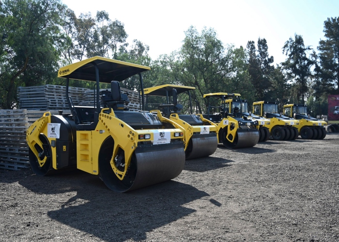 La Presidenta Claudia Sheinbaum Pardo formalizó este viernes la entrega de cuatro trenes de pavimentación para cuatro municipios del Estado de México.